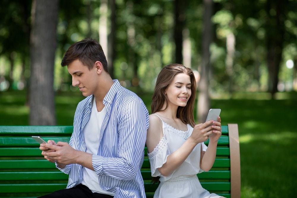 Infidelidade virtual/traição. Imagem: shutterstock