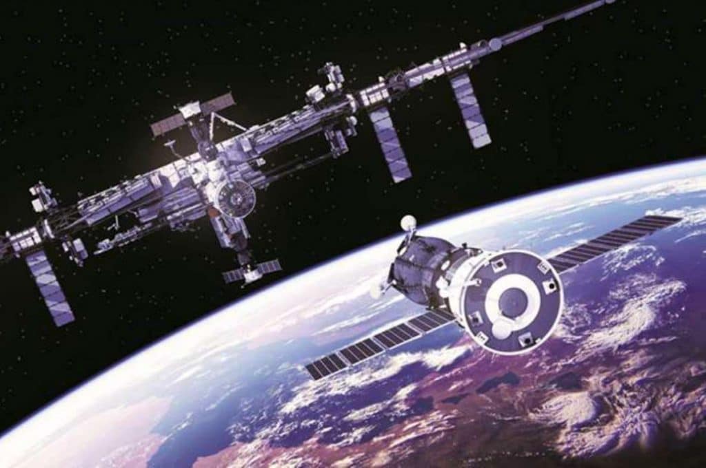 Ilustração mostra a ISS ao fundo, com o módulo russo Nauka se aproximando. Ambos se envolveram em um incidente grave que desligou os sistemas da estação e alterou sua posição no espaço