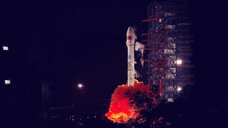 Foto mostra o lançamento de um foguete em ambiente noturno. China lançou três missões nos últimos quatro dias