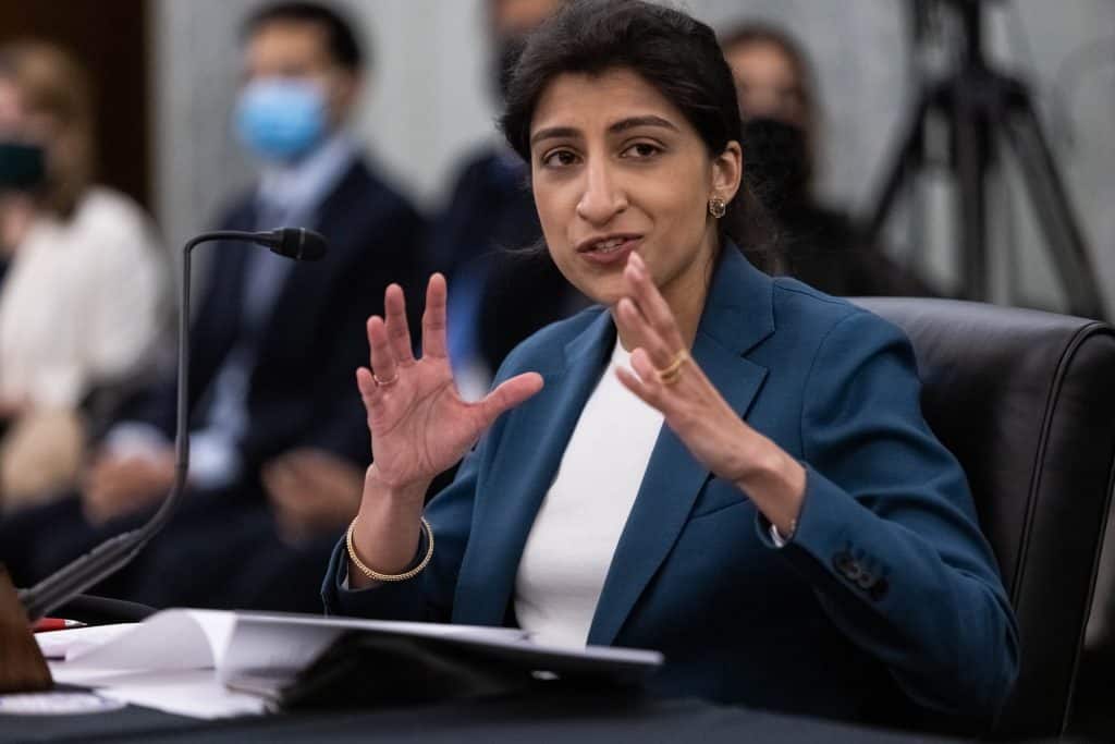 Imagem mostra Lina Khan, diretora da FTC, que prometeu regular o direito ao reparo independente de dispositivos eletrônicos nos EUA