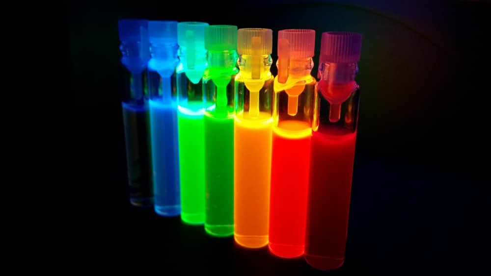 Soluções de pontos quânticos em frascos de vidro, emitindo várias cores