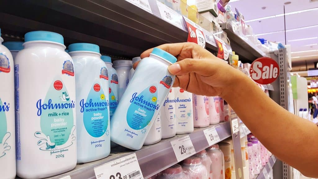 Apesar de alegar que seus produtos não contém mais o produto cancerígeno, a Johnson & Johnson vem enfrentando ações judiciais. Imagem: Koy_Hipster/Shutterstock