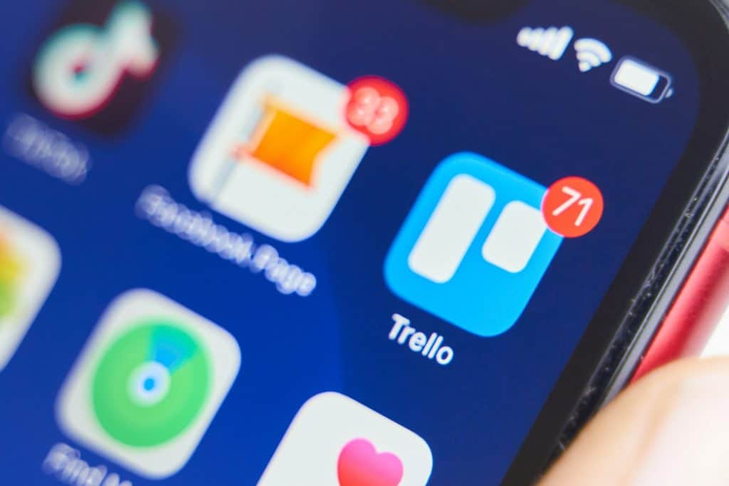 imagem mostra o aplicativo Trello em uma tela de smartphone