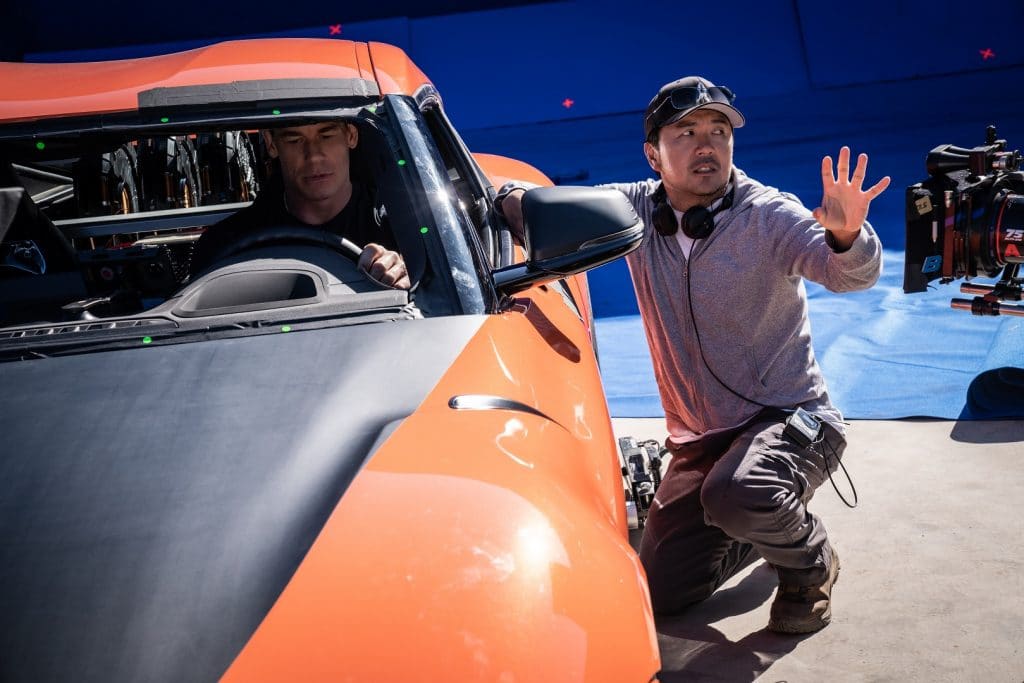 Justin Lin e John Cena no set de 'Velozes e Furiosos 9'. Imagem: Universal Pictures/Divulgação