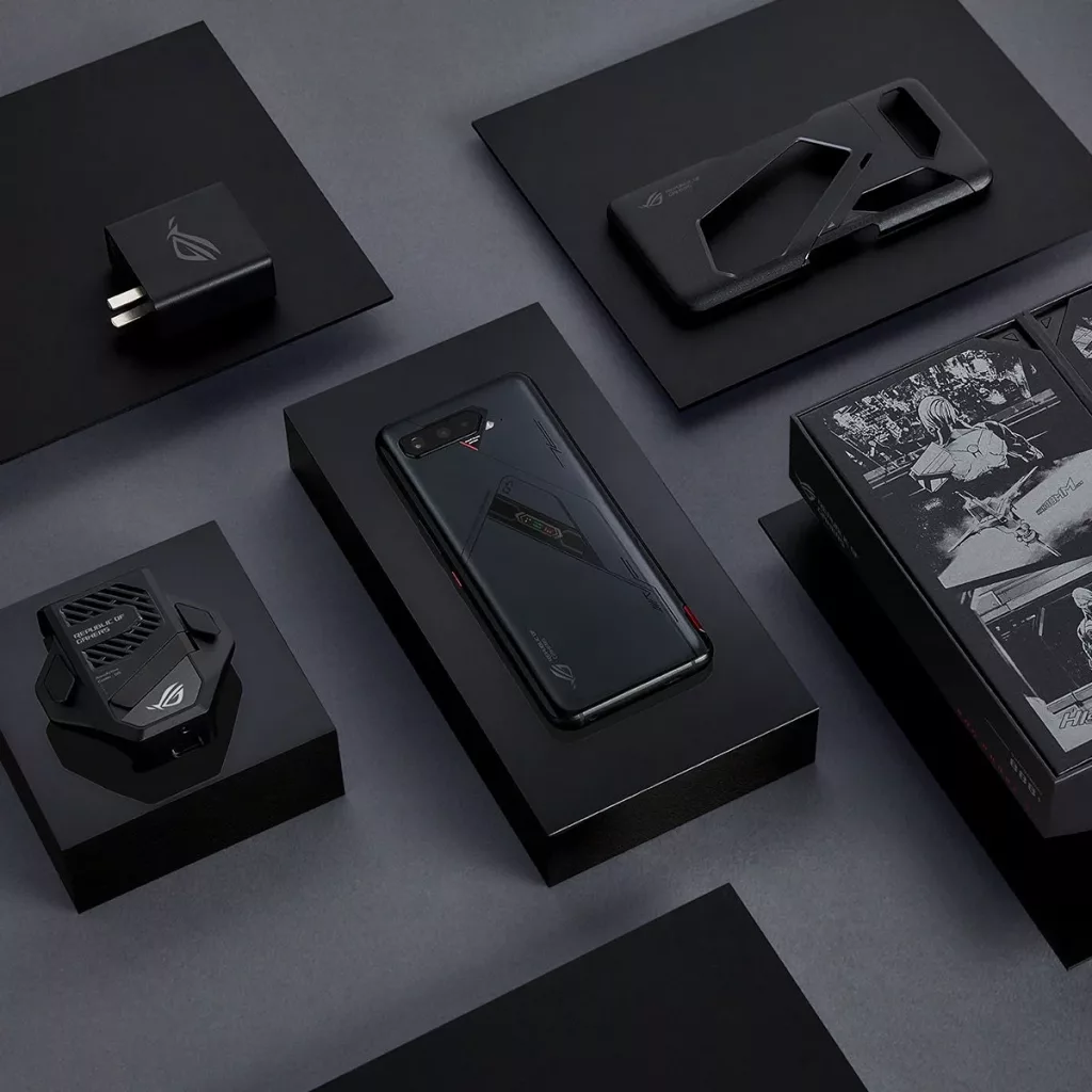 Imagem de divulgação mostra o ROG Phone 5s em sua caixa, junto de alguns acessórios