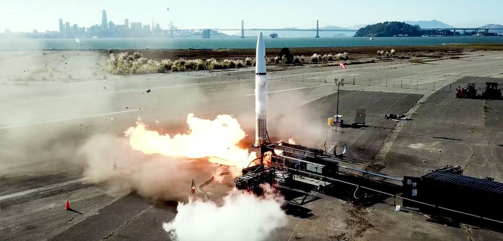 Imagem mostra um lançamento em conjunto entre a NASA e a Astra, startup de fabricação de foguetes