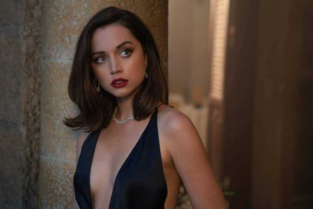 Em 'Sem Tempo Para Morrer', a atriz cubana Ana de Armas vive a agente Paloma, do FBI. Imagem: Nicola Dove/MGM