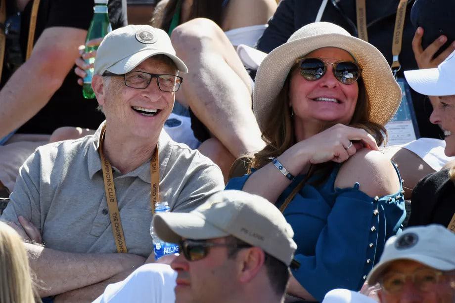 Bill Gates e Melinda French em uma arquibancada 