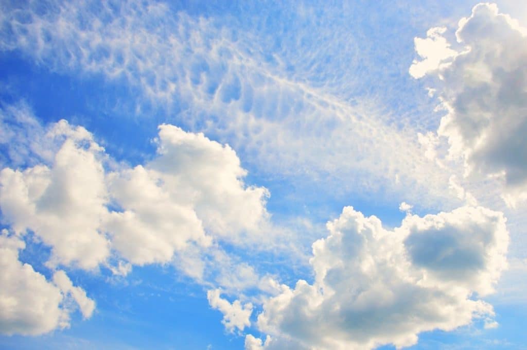Céu azul cheio de nuvens