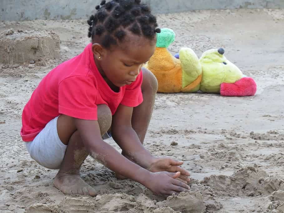 Criança brincando na areia