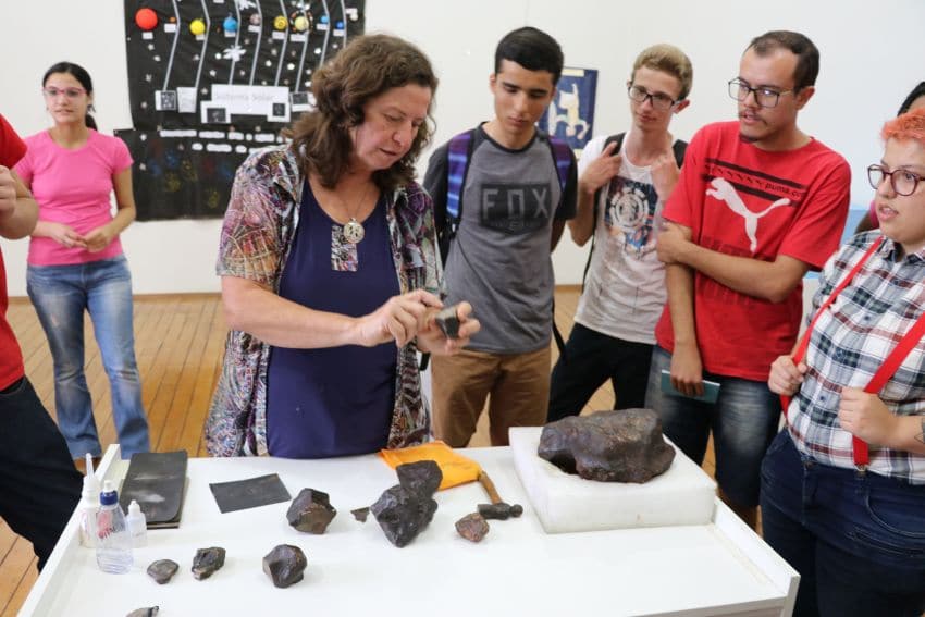 “As Meteoríticas”: brasileiras conquistam o mundo com a ciência dos meteoritos É motivo de muito orgulho para o Brasil quando o país se destaca no cenário internacional em razão da música, do cinema e do esporte. Mas nós também temos estrelas brilhando em outras áreas, como a ciência. É o caso do grupo As Meteoríticas, que foi tema de uma reportagem do jornal The New York Times (NYT), nos EUA, esta semana. Dra. Maria Elizabeth Zucolotto