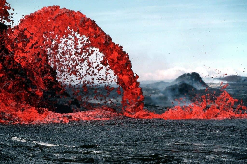 Um vulcão entrando em erupção