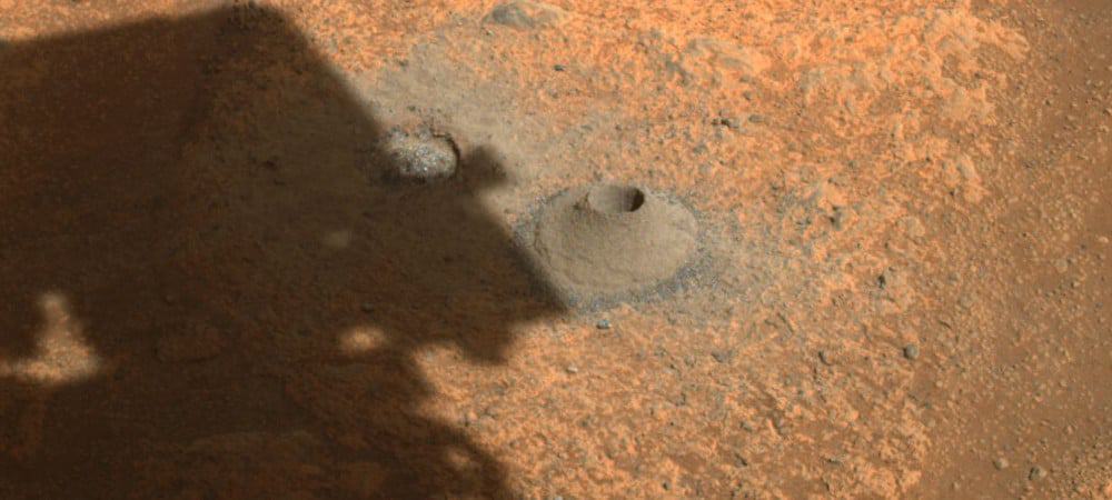Buraco feito pelo rover Perseverance no solo marciano: superfície de Marte é árida e não sustenta água líquida devido à ausência do campo magnético do planeta vermelho