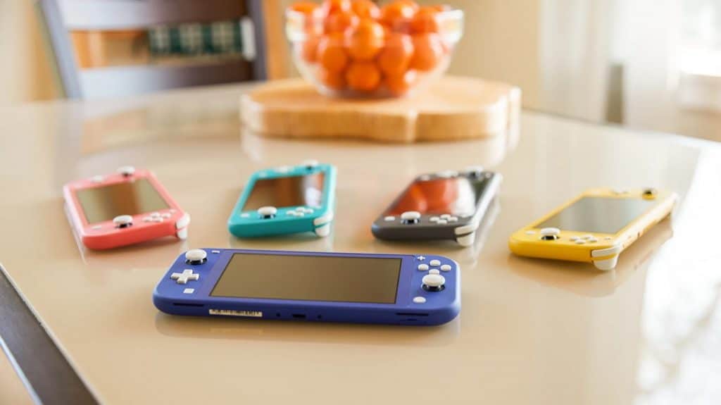 Mesa com diversos consoles Nintendo Switch Lite