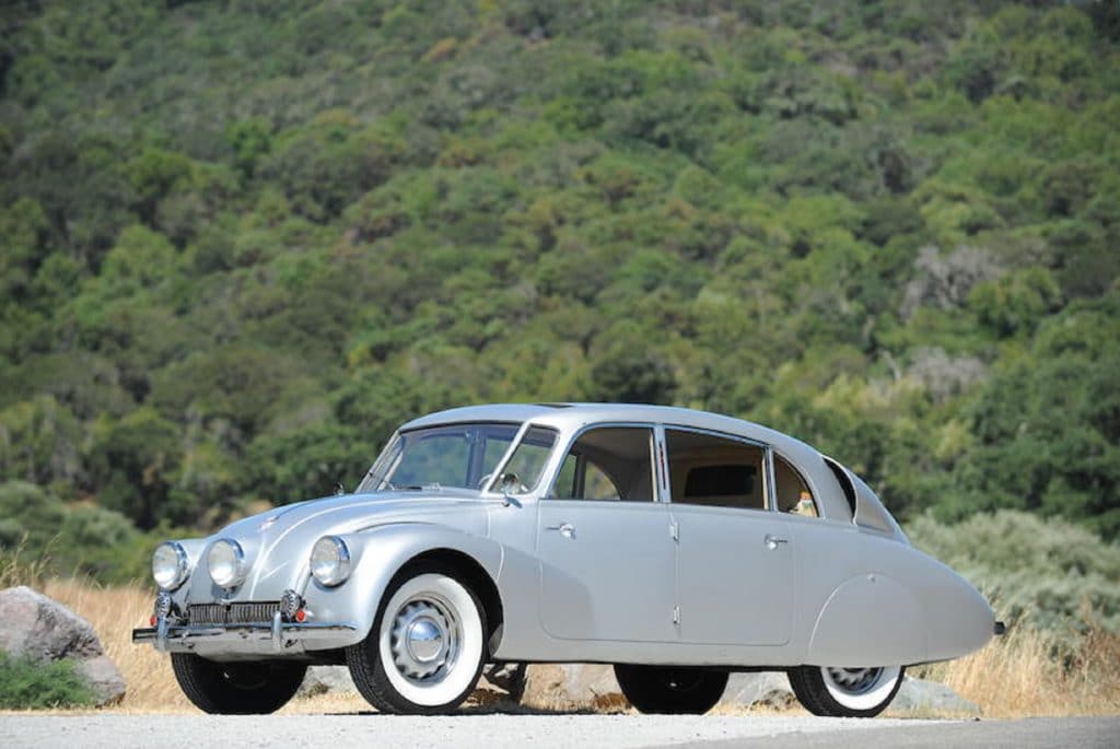 Tatra T87 estacionado em um local aberto