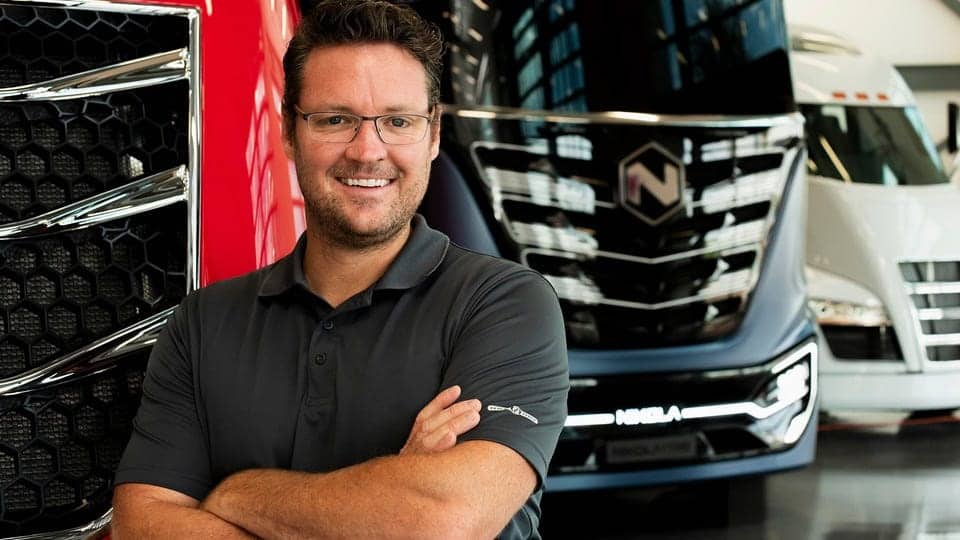Trevor Milton na frente de caminhões da Nikola