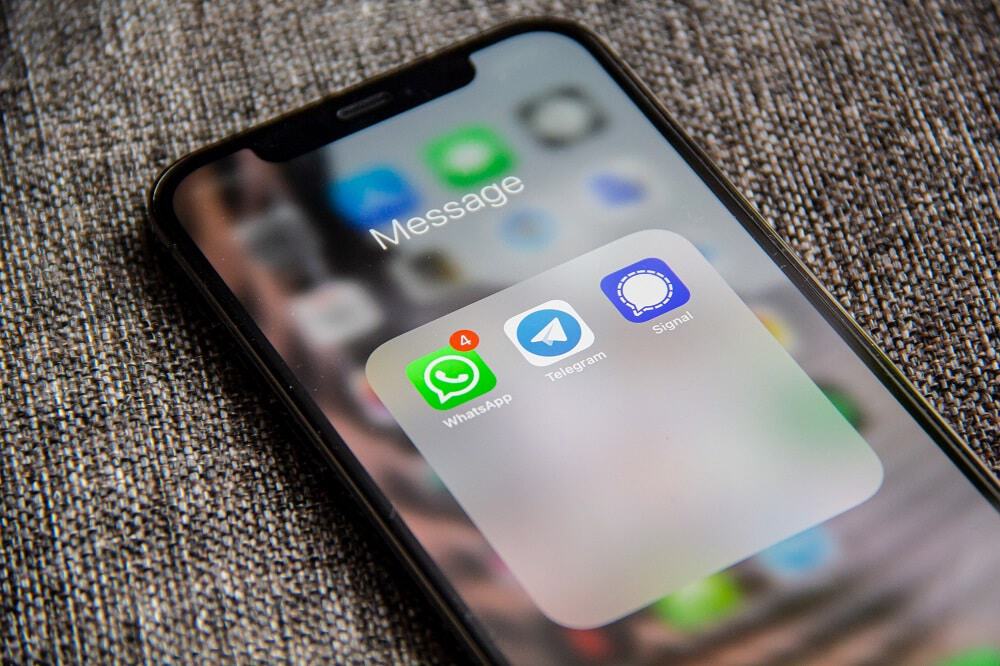 tela de celular mostrando WhatsApp com notificações