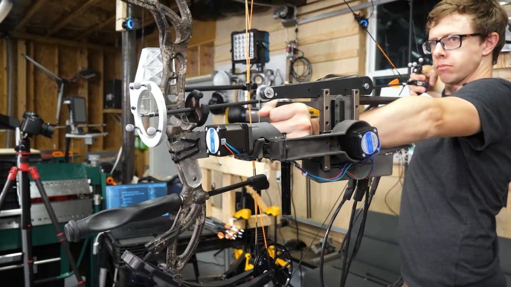 inventor segura o arco e flecha com mira automática