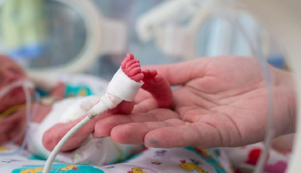 bebê prematuro em encubadora