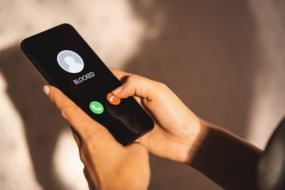 Mulher bloqueando uma ligação no celular