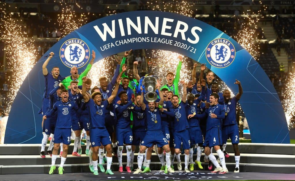 Jogadores do Chelsea comemorando com o troféu da Liga dos Campeões 2020-2021