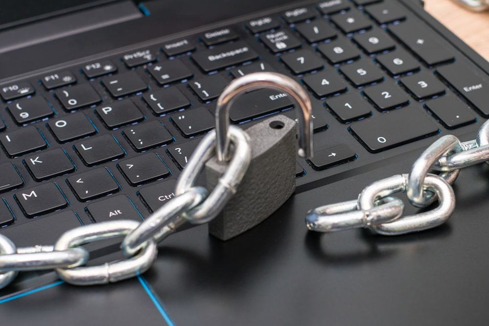 Cadeado em cima de um teclado simbolizando a cibersegurança