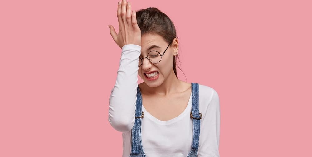 mulher sinalizando que esqueceu alguma coisa