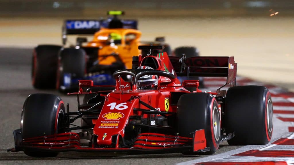 carros de corrida disputando uma prova de Fórmula 1, que está voltando esta semana