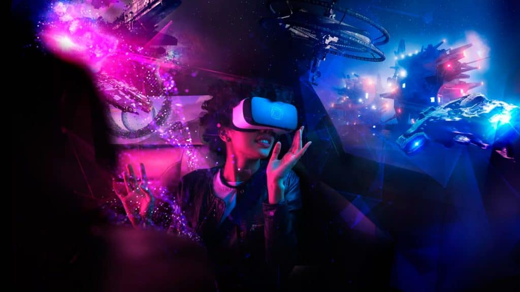 Mulher jogando na realidade virtual com espaçonaves ao fundo