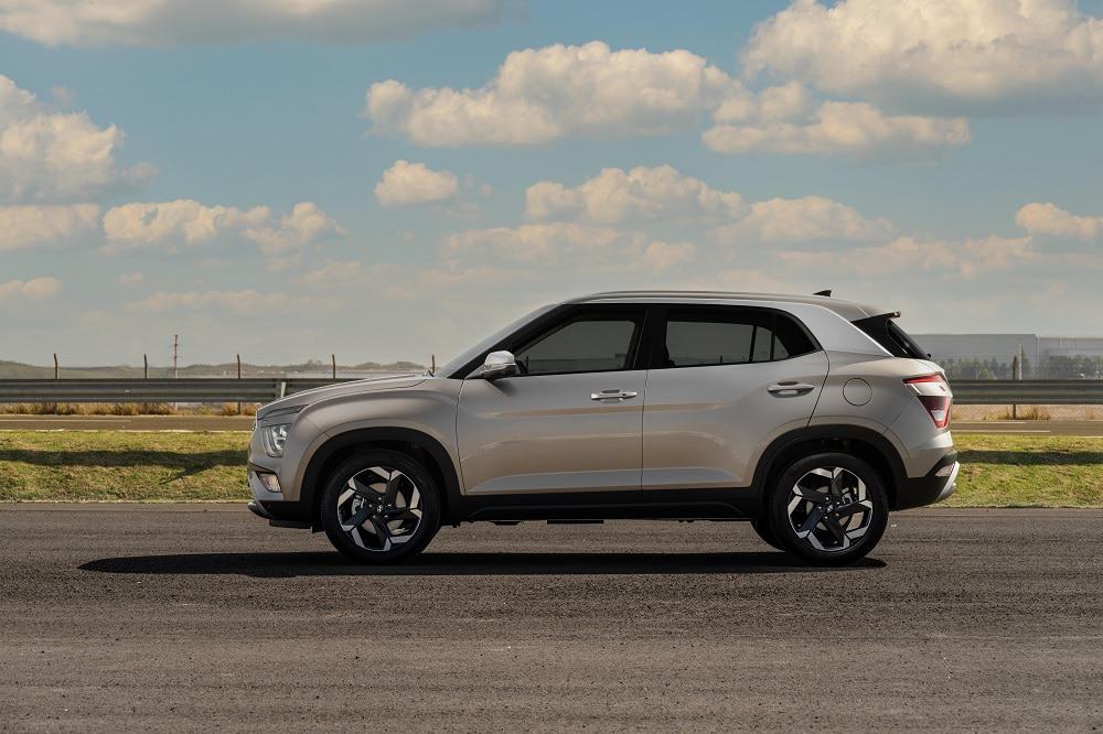 Quais são os SUVs compactos mais potentes do Brasil? Se você gosta de veículos que apresentam muito conforto e potência mesmo sendo compacto, saiba que há excelentes opções de SUVs com essas características. Esses modelos possuem menor consumo de combustíveis e proporcionam ótima dirigibilidade. Imagem promocional do Hyundai Creta (silhueta lateral)