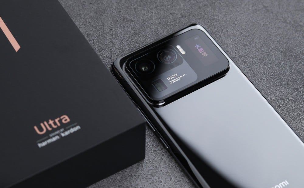 Imagem mostra o Mi 11 Ultra, smartphone topo de linha da Xiaomi, que deve superar a Samsung e tomar o primeiro lugar no ranking de vendas de smartphones
