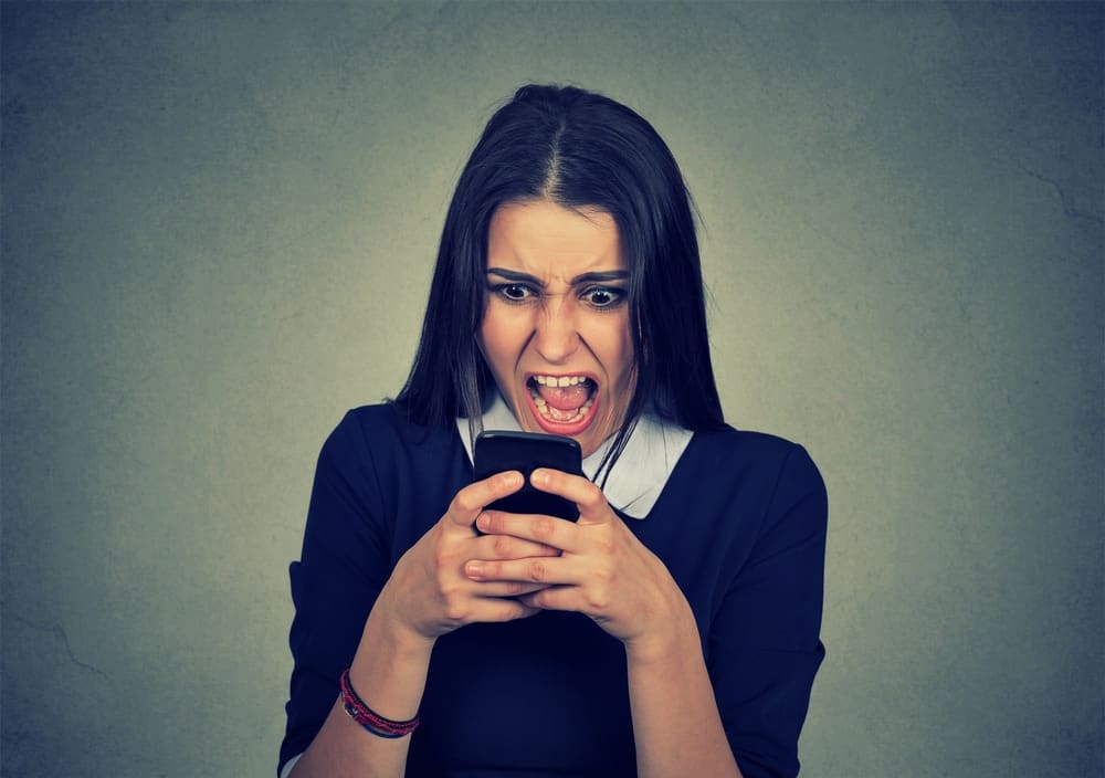 Mulher com raiva gritando no celular