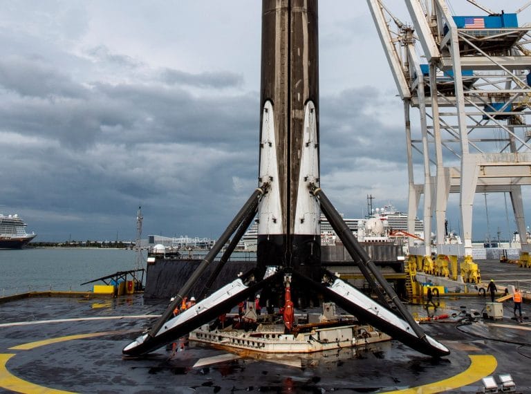 O robô Octagrabber, instalado na base de pouso autônoma ASOG, da SpaceX, serve para prender os foguetes Falcon9 que voltam do espaço para a Terra