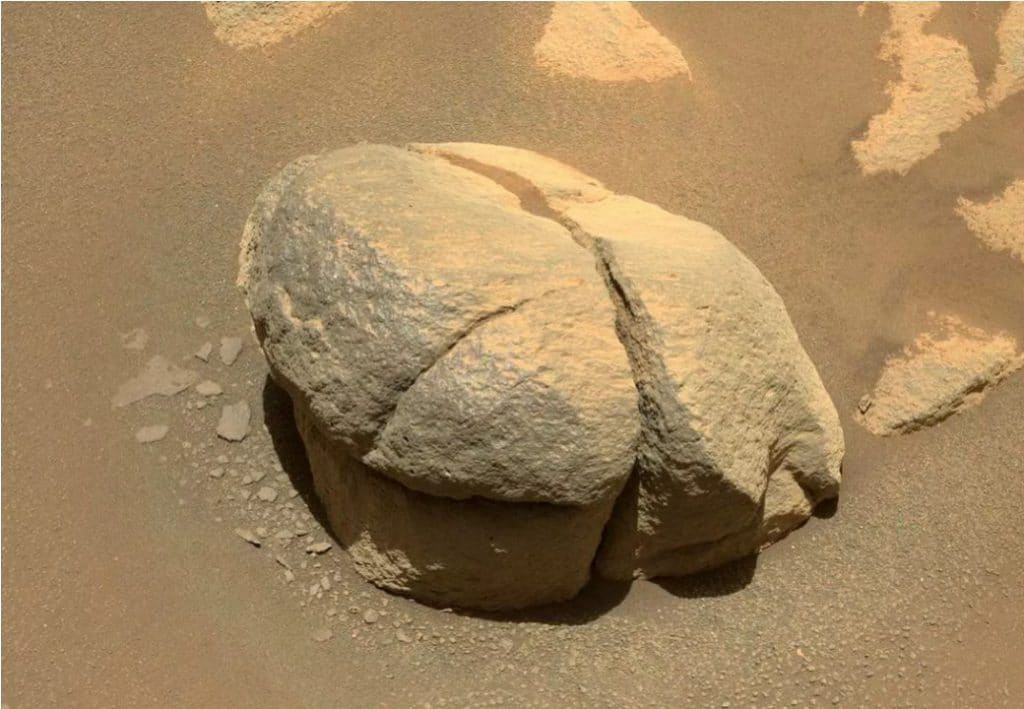 Imagem mostra a "pedra do cofrinho", uma rocha vista em Marte pelo rover Perseverance e que recebeu o apelido carinho da comunidade de fãs
