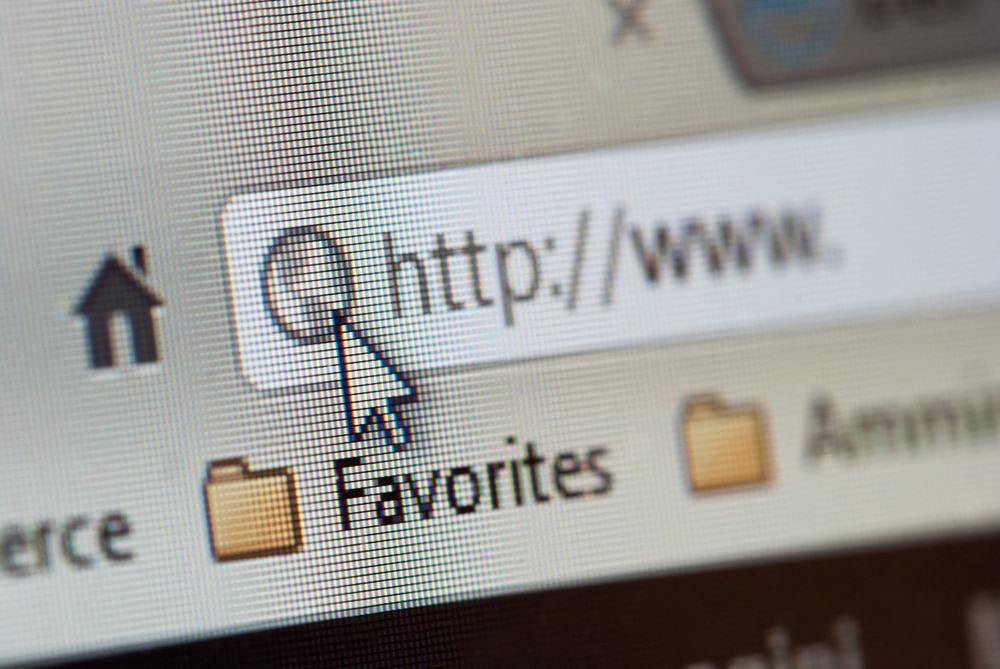 Imagem mostra o WWW em destaque em um navegador da internet e o cursor do mouse
