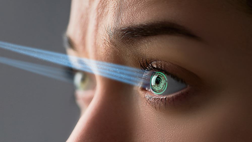 Chip nos olhos devolve visão após perda parcial Pesquisadores conseguiram, pela primeira vez, restaurar parcialmente a visão de pessoas com uma forma grave de degeneração macular relacionada à idade (DMAE) utilizando um implante de retina protético. Caso aprovado para uso mais amplo, o dispositivo pode melhorar a qualidade de vida de cerca de um milhão de pessoas nos Estados Unidos que perdem a visão central devido à doença, especialmente idosos. As informações são do The New York Times. Chip nos olhos devolve visão após perda parcial