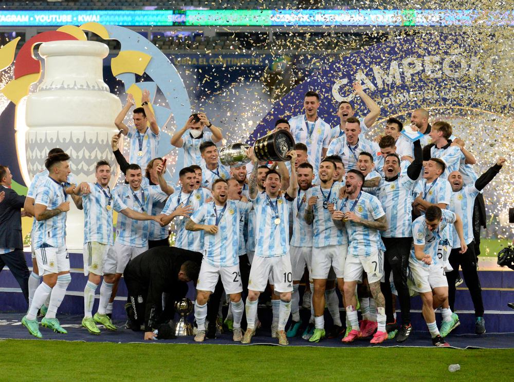 Lionel Messi, da Argentina, segura o troféu ao comemorar com seus companheiros de equipe após derrotar o Brasil por 1 a 0 na final da Copa América