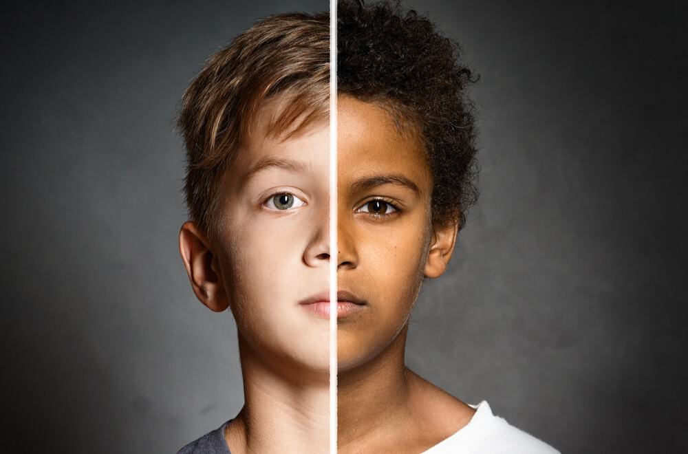 Imagem dividida ao meio mostra duas crianças - uma branca à esquerda e uma negra à direita. Ela simboliza descoberta recente feita pelo Twitter, que admiriu racismo e sexismo em algoritmo de corte automático de imagens na rede social