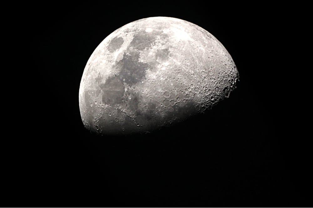 Imagem mostra a superfície lunar durante a noite: Nasa paga prêmio de US$ 500 mil por tecnologia de mineração da Lua
