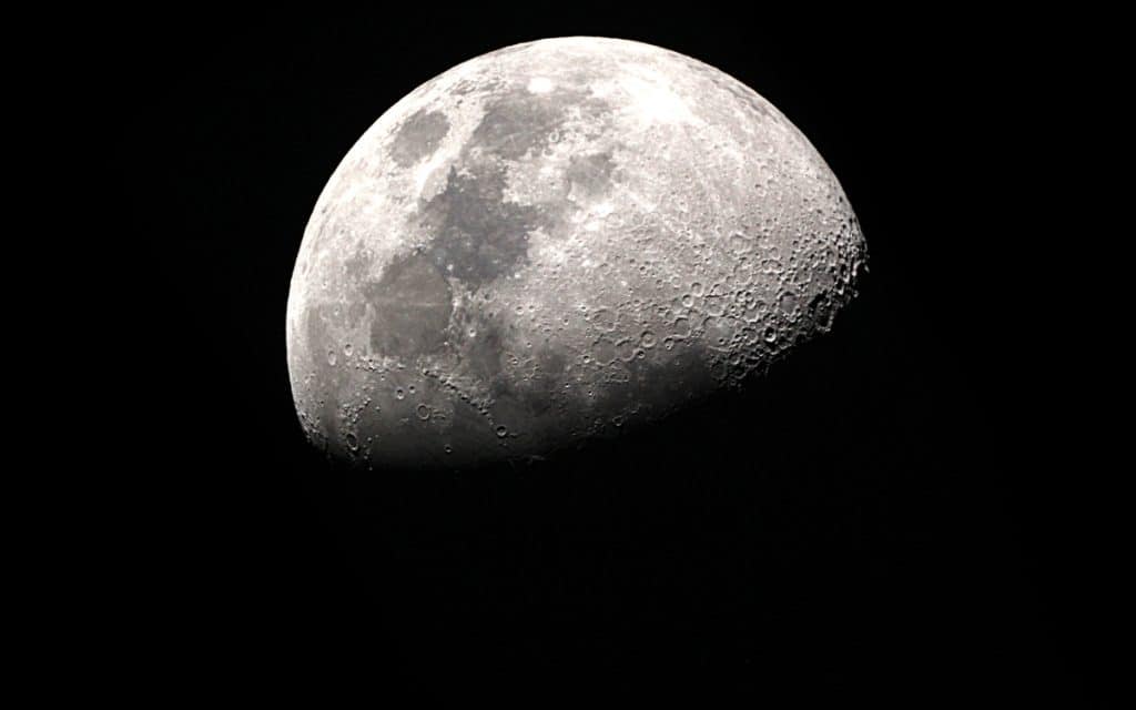 Imagem mostra a Lua, exemplificando seu lado mais iluminado e também o mais escuro