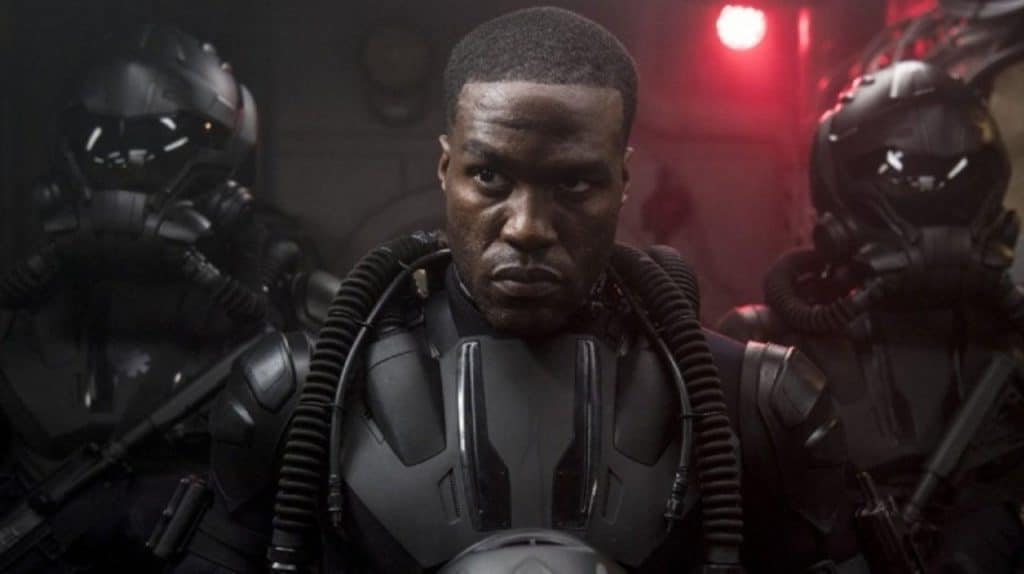 Foto mostra o ator Yahya Abdul-Mateen II caracterizado como o vilão Arraia Negra, sem o capacete característico do personagem