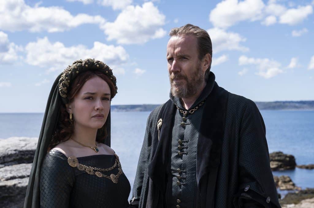 Baseada em “Fogo & Sangue”, obra de George R.R. Martin, a série se passa 300 anos antes de GAME OF THRONES e conta a história da Casa Targaryen.