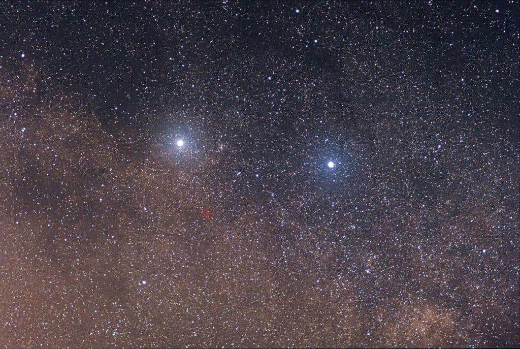 Imagem mostra Alpha e Beta Centauri, duas estrelas relativamente próximas da Terra, e que já foram alvos de aproveitadores que diziam ser possível "comprar estrelas