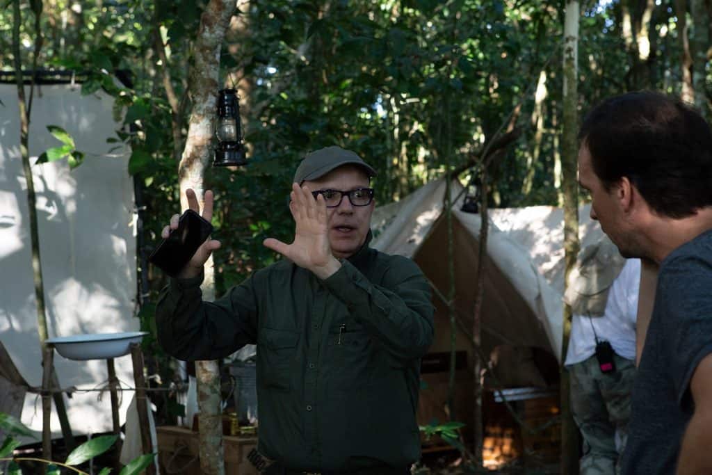 Bruno Barreto no set de 'O Hóspede Americano', minissérie da HBO Max. Imagem: Helena Gentil Barreto/HBO