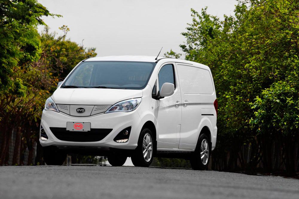 furgão BYD em rua com árvores