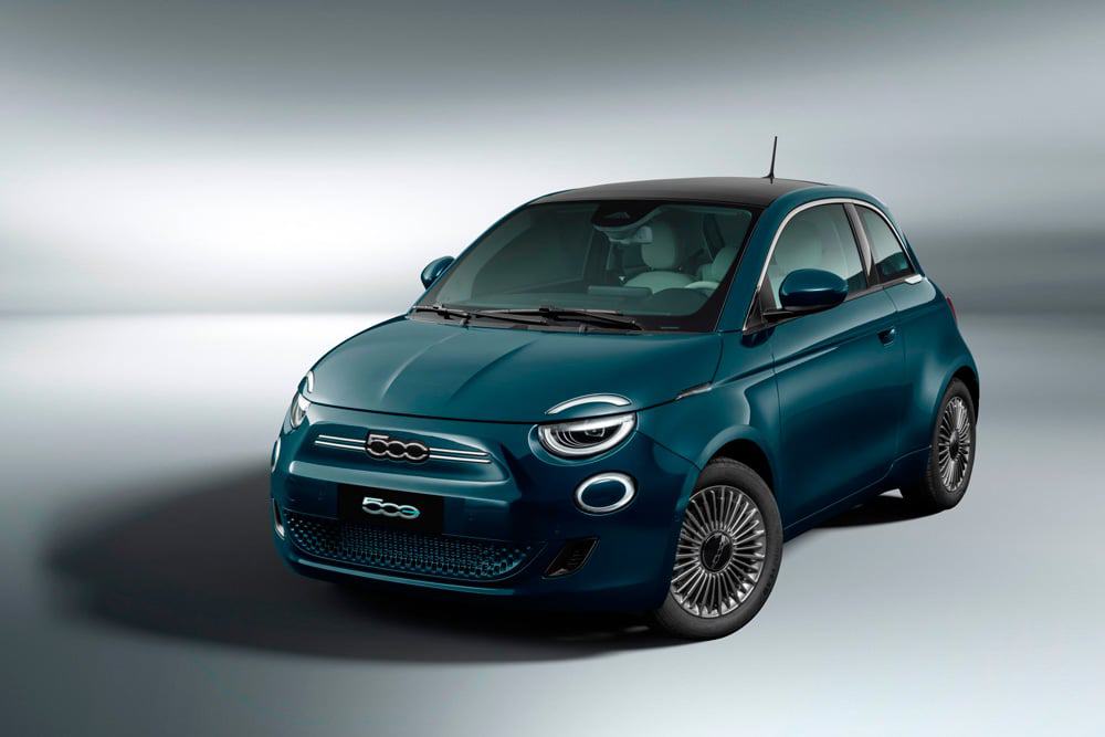 Fiat 500 estacionado contra fundo vazio