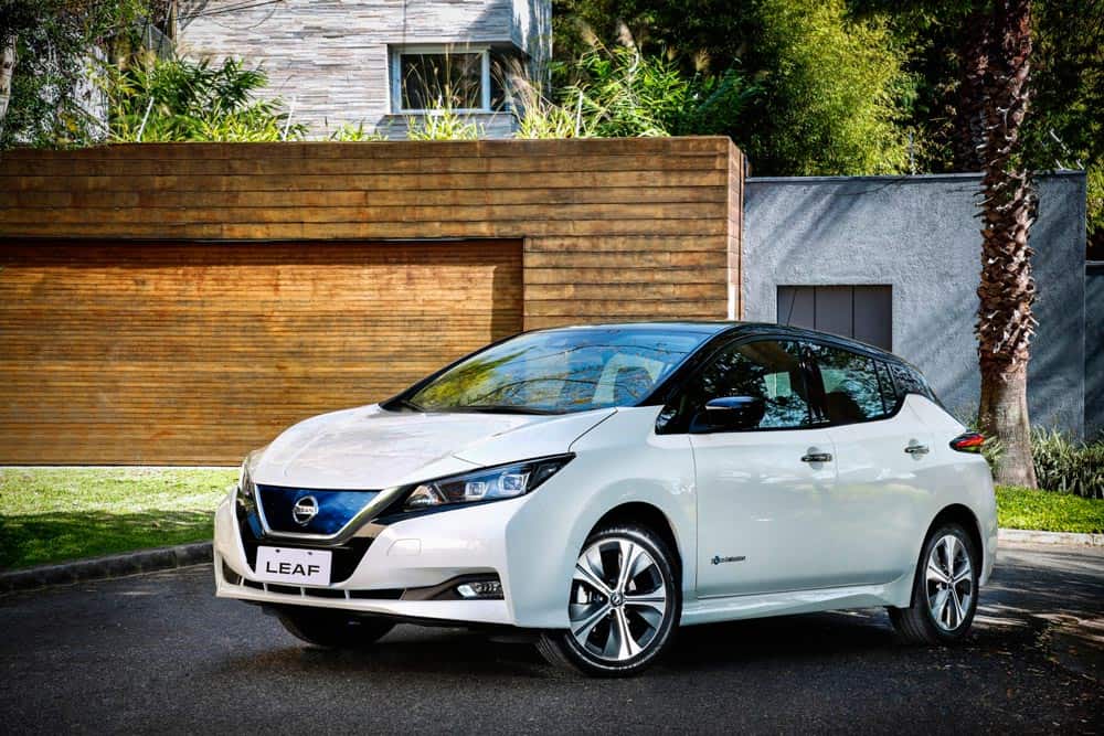 carro Nissan Leaf estacionado na frente de muro alto