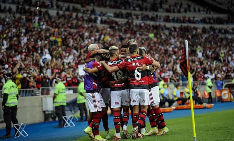 Jogadores do Flamengo comemorando um gol