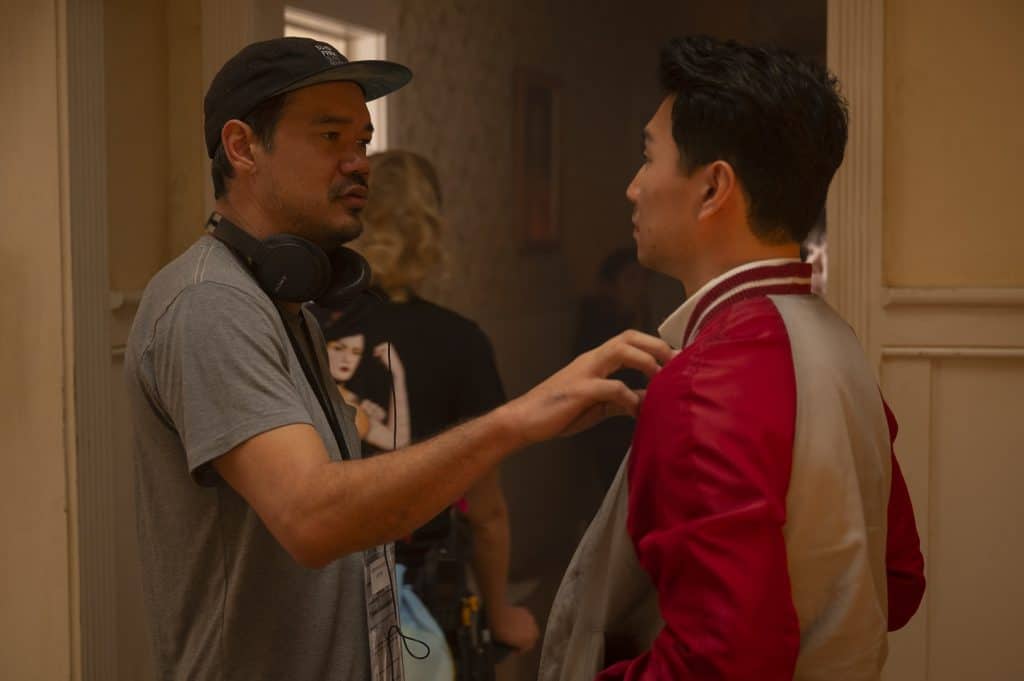 Diretor Destin Daniel Cretton e Simu Liu no set de 'Shang-Chi e a Lenda dos Dez Anéis'. Imagem: Jasin Boland/Marvel Studios