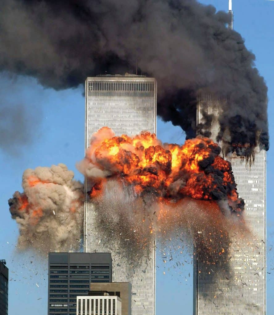 Foto mostra o momento em que o segundo avião se choca contra uma das duas torres gêmeas, em 11 de setembro de 2001